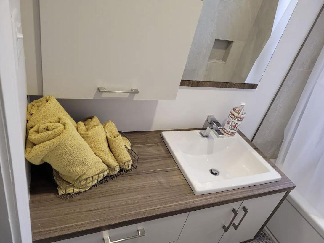 Free Parking, Beautiful 4 1/2- 2 Bedroom Apartment Montréal Exteriör bild